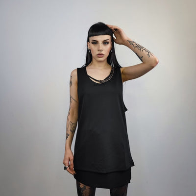 Chain attachment sleeveless top silky tank top crew neck high fashion t-shirt necklace attachment vest glam rock jumper in black