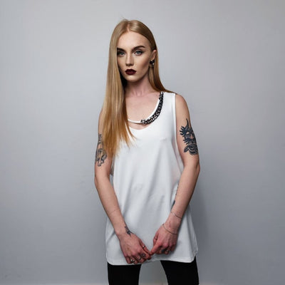 Chain attachment sleeveless top silky tank top crew neck high fashion t-shirt necklace attachment vest glam rock jumper in white